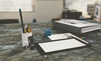 客服人员在电脑前处理用户账号异常反馈的办公室场景照片