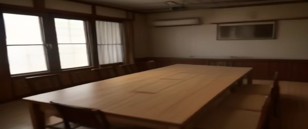 编辑部会议室内多人讨论体育资讯更新流程的工作场景照片